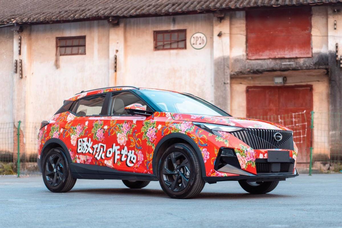 12月小型SUV銷量榜單出爐!傳祺GS3·影速登頂?shù)谝?" data-bd-imgshare-binded="1" /></p>
<p class="pgc-img-caption"> </p>
<p>為了和年輕人玩在一起,傳祺GS3·影速還巨會(huì)整活兒。比如,代表南方小土豆帶著“老婆餅”出發(fā),奔赴3000多里給哈爾濱送“甜”,解鎖回禮新方式,讓年輕人直呼“會(huì)玩兒”!再比如,參展2023年的二次元盛會(huì)ChinaJoy,收獲了cos界頂流卡琳娜的瘋狂打CALL等,試問(wèn)年輕人怎能不愛!</p>
<p> </p>
<p><img class="syl-page-img" src="http://www.cqweiyiguke.com/uploads/image/2024/0203/114201JN3.jpg" title=