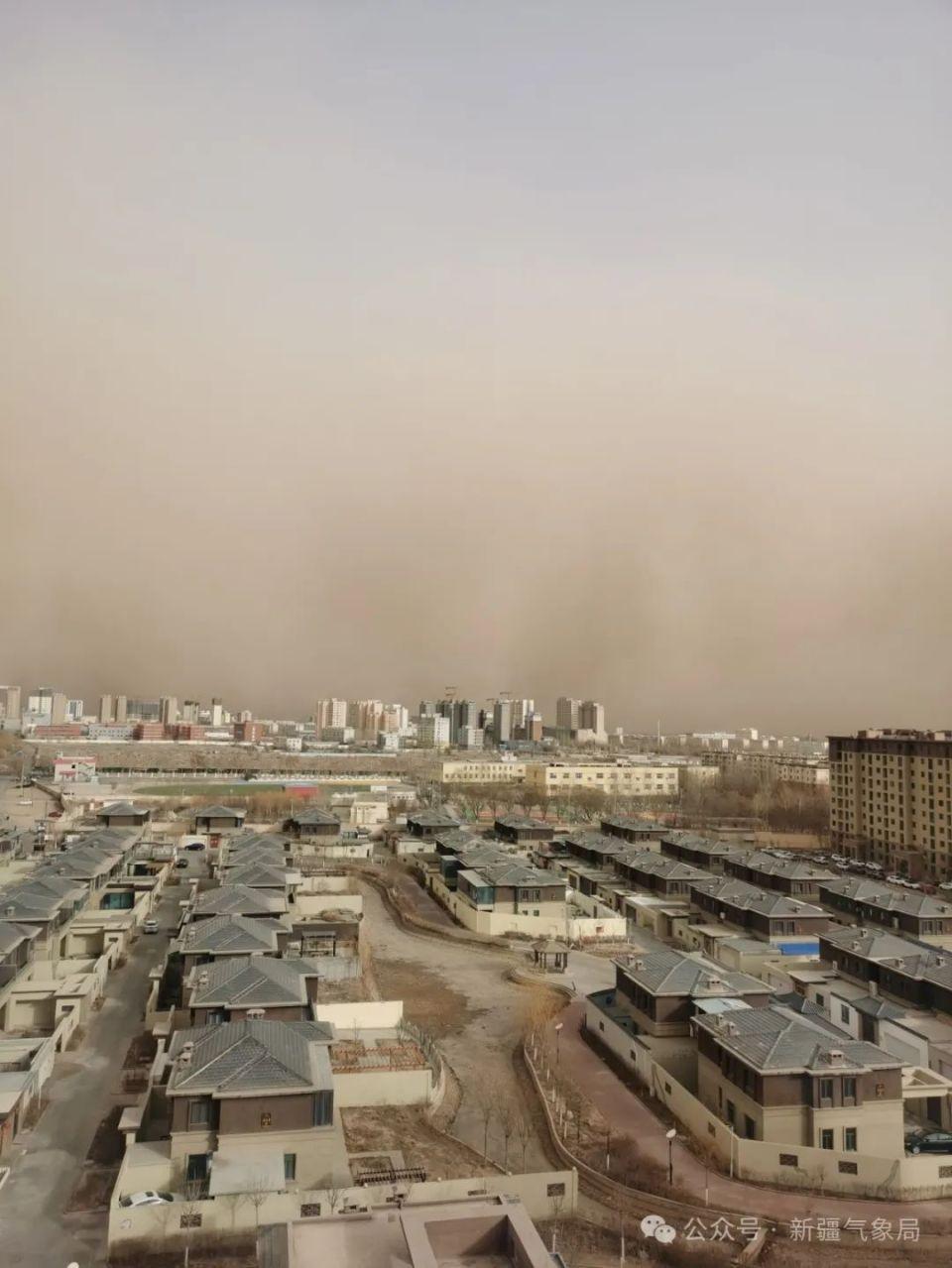 新疆特強(qiáng)沙塵暴:天空赤橙像異世界