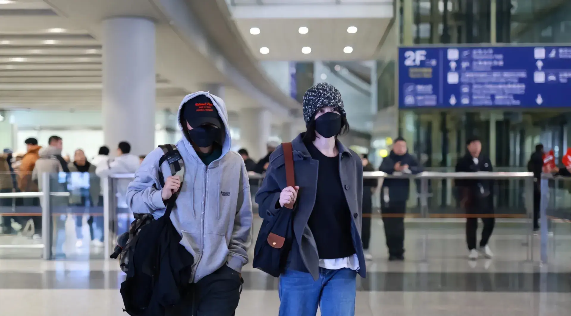 王菲謝霆鋒同框現身機場