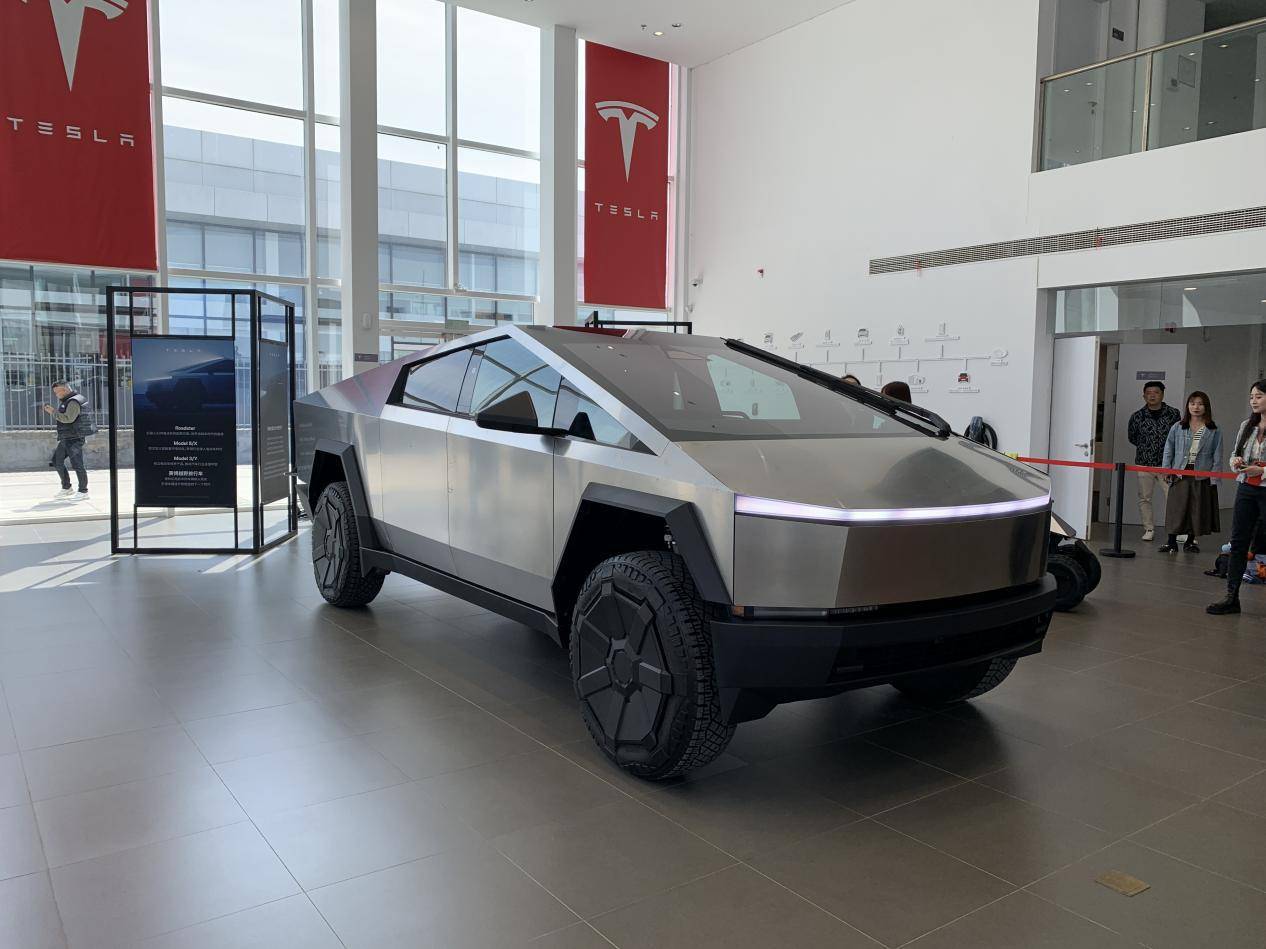 全車防彈不銹鋼的硬核皮卡!特斯拉Cybertruck到店實拍