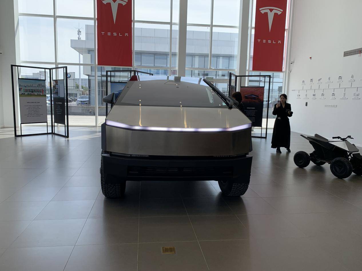 全車防彈不銹鋼的硬核皮卡!特斯拉Cybertruck到店實拍