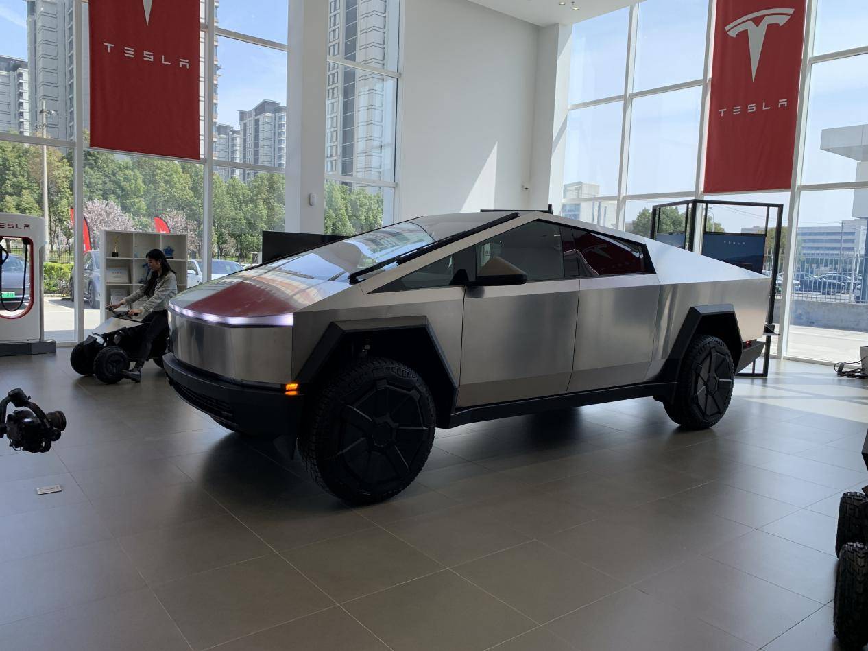 全車防彈不銹鋼的硬核皮卡!特斯拉Cybertruck到店實拍
