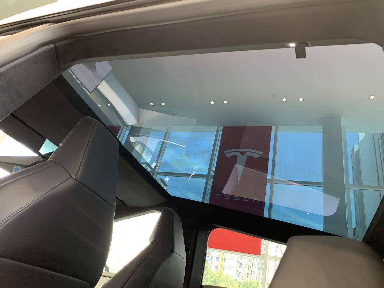 全車防彈不銹鋼的硬核皮卡!特斯拉Cybertruck到店實拍