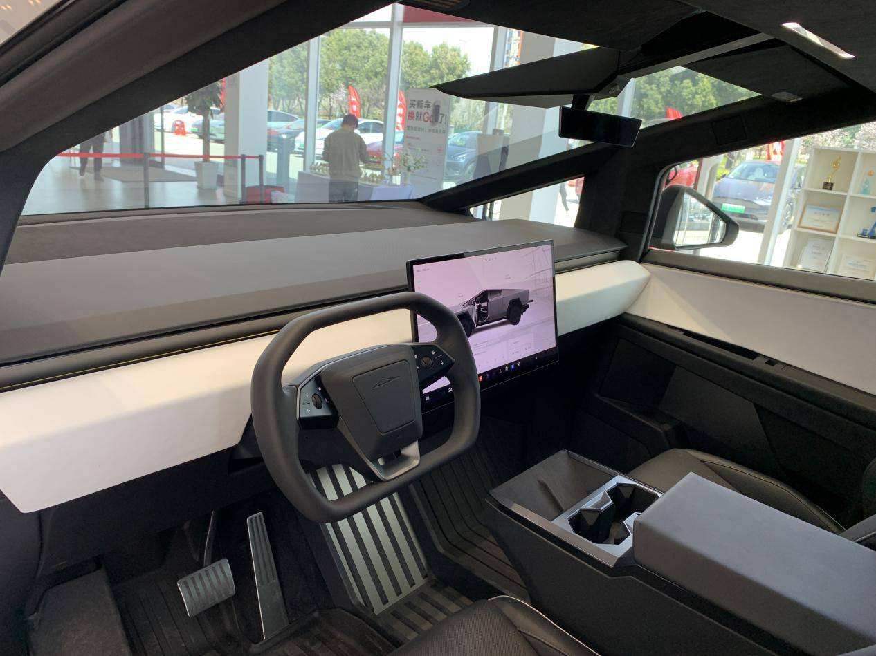 全車防彈不銹鋼的硬核皮卡!特斯拉Cybertruck到店實拍