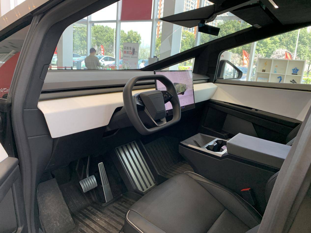 全車防彈不銹鋼的硬核皮卡!特斯拉Cybertruck到店實拍