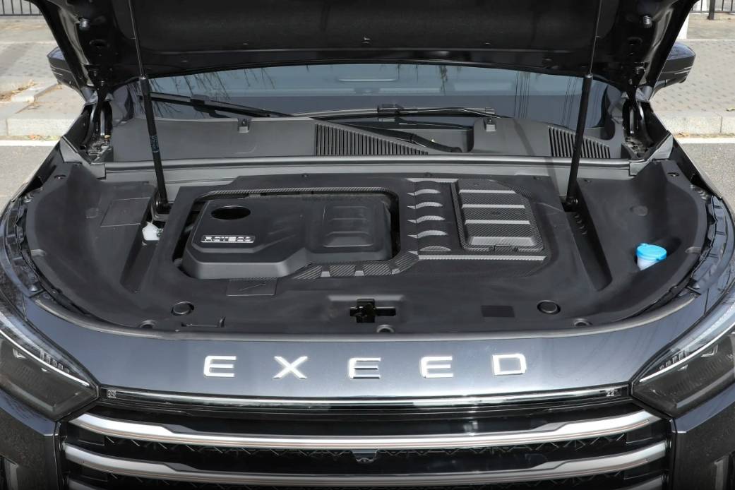 定位國產中大型SUV,配261馬力+8AT,軸距2米9,實拍星途攬月