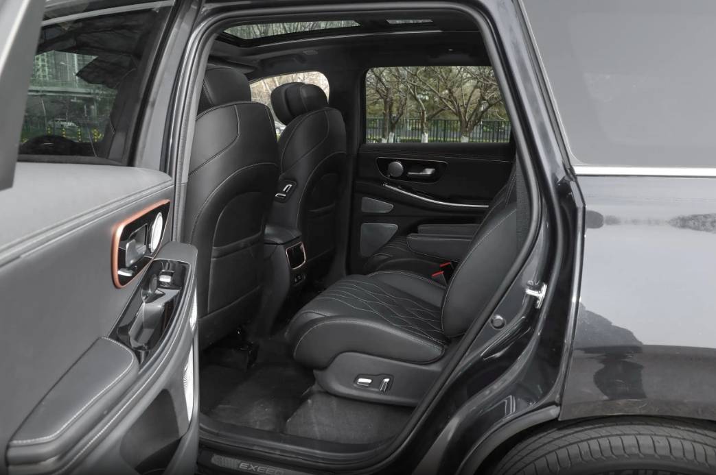 定位國產中大型SUV,配261馬力+8AT,軸距2米9,實拍星途攬月