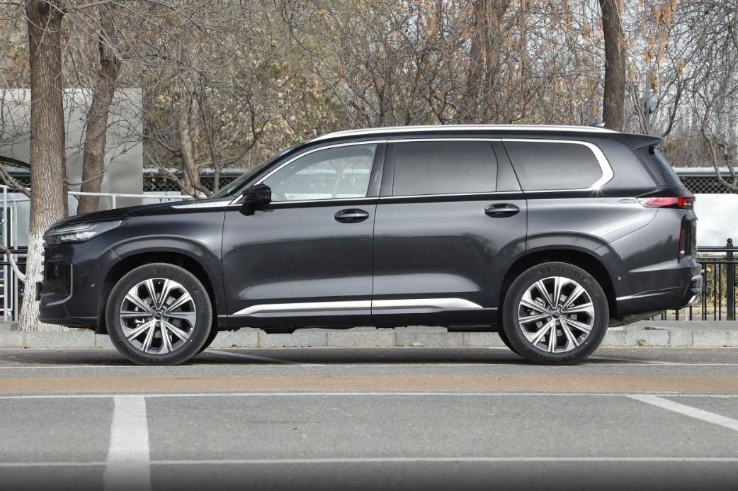 定位國產中大型SUV,配261馬力+8AT,軸距2米9,實拍星途攬月