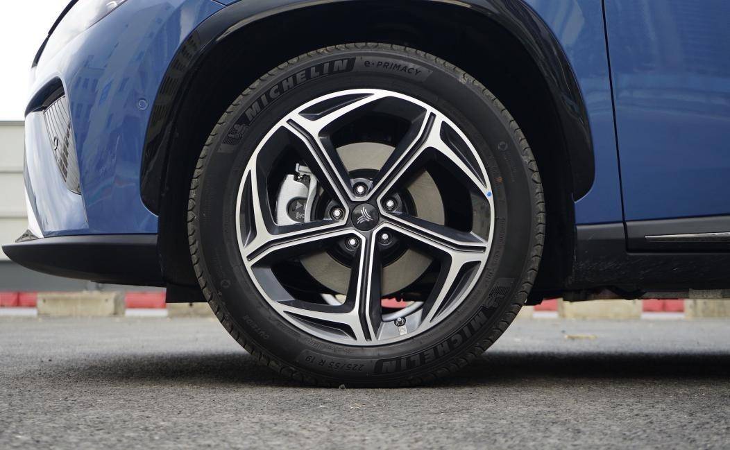 不糾結續航 配置給力 底盤有提升空間 哪吒L增程版試駕測評