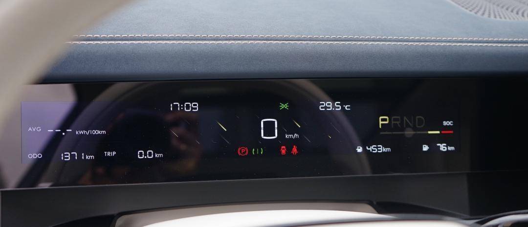 不糾結續航 配置給力 底盤有提升空間 哪吒L增程版試駕測評