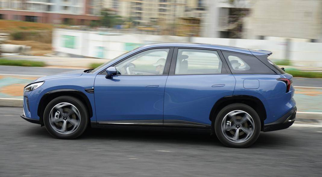 不糾結續航 配置給力 底盤有提升空間 哪吒L增程版試駕測評