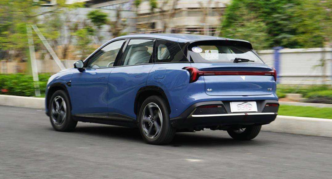 不糾結續航 配置給力 底盤有提升空間 哪吒L增程版試駕測評