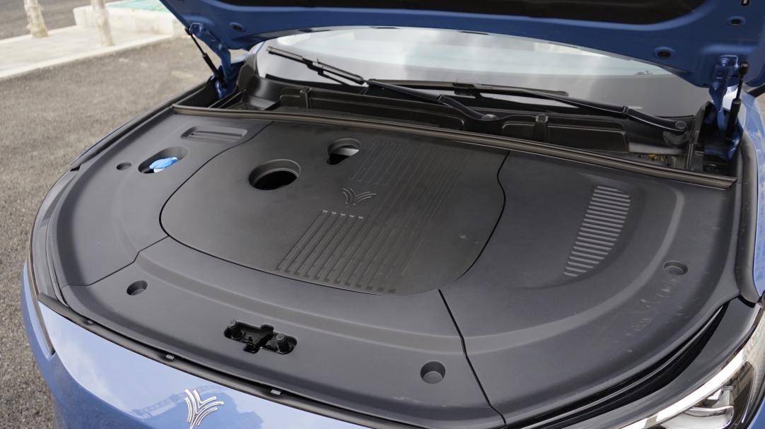 不糾結續航 配置給力 底盤有提升空間 哪吒L增程版試駕測評