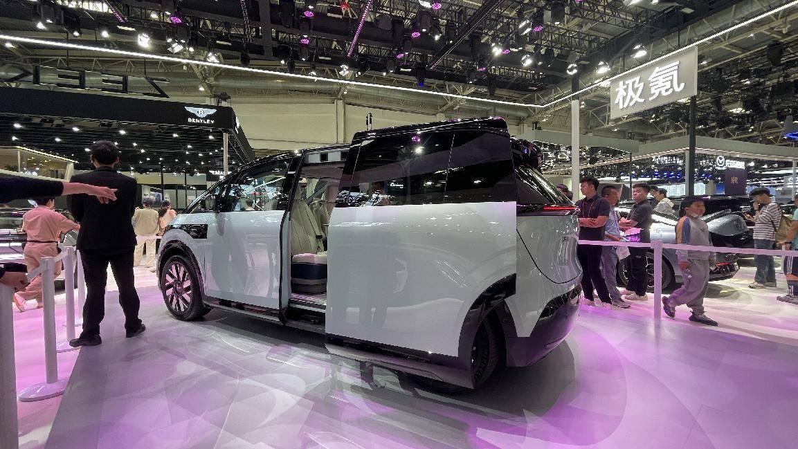 大空間+旋轉座椅,極氪MIX街頭實拍,對開側滑門打造移動客廳