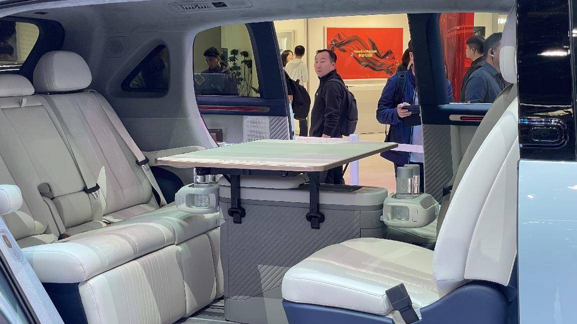 大空間+旋轉座椅,極氪MIX街頭實拍,對開側滑門打造移動客廳