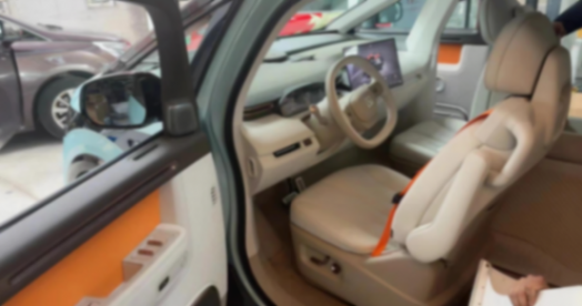 大空間+旋轉座椅,極氪MIX街頭實拍,對開側滑門打造移動客廳