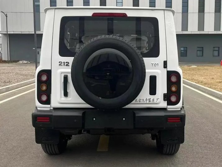 全新212實車亮相,你就說帥不帥