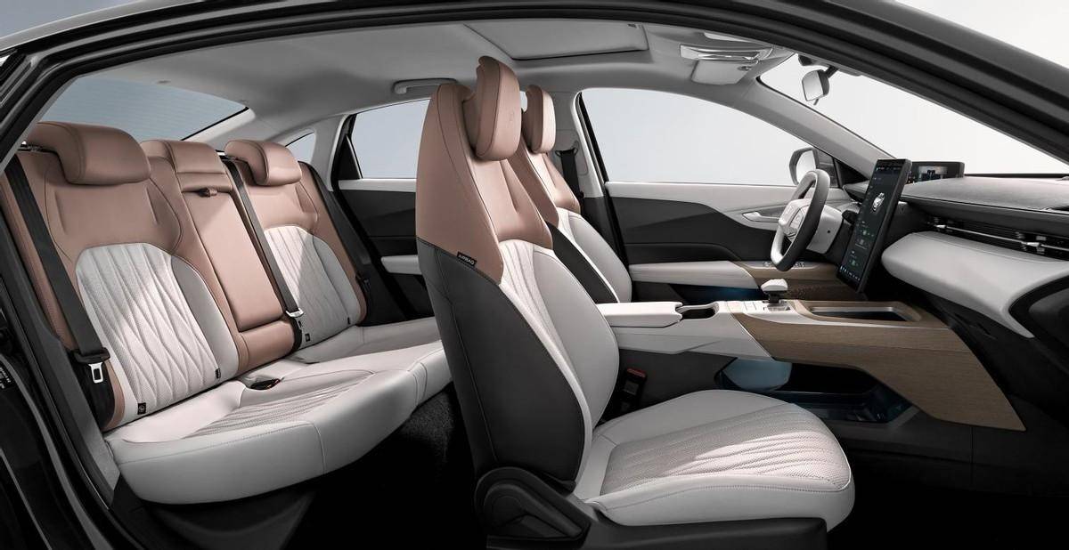 買10萬(wàn)級(jí)家用轎車,長(zhǎng)安啟源A05和五菱星光誰(shuí)更合適?