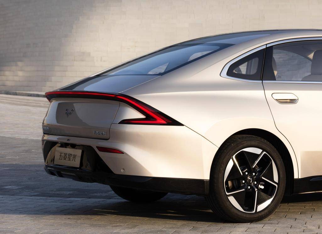 買10萬(wàn)級(jí)家用轎車,長(zhǎng)安啟源A05和五菱星光誰(shuí)更合適?