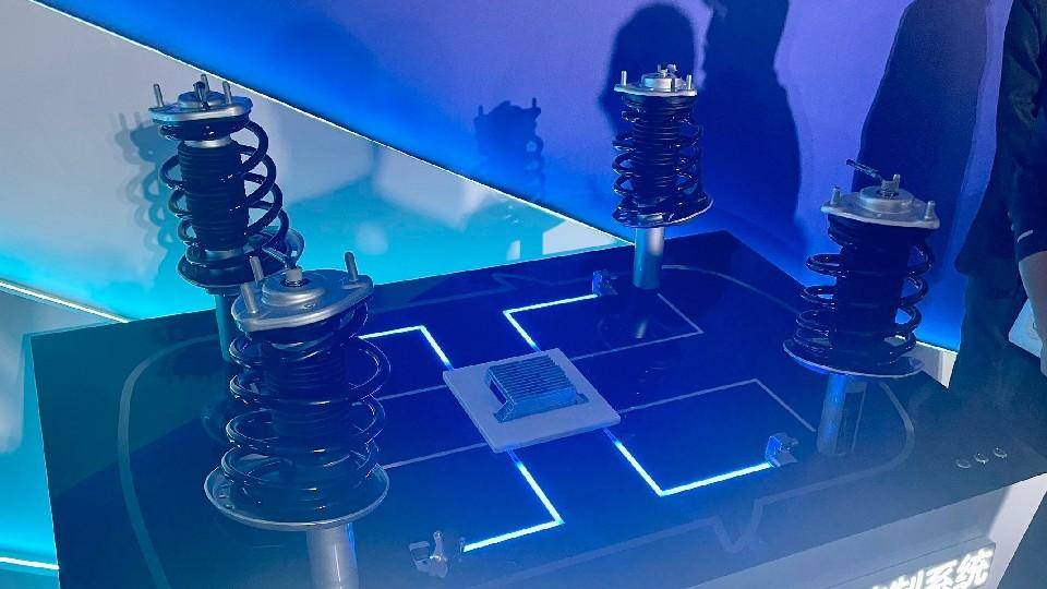 四驅(qū)435馬力,續(xù)航破700km,開比亞迪下賽道有戲了?