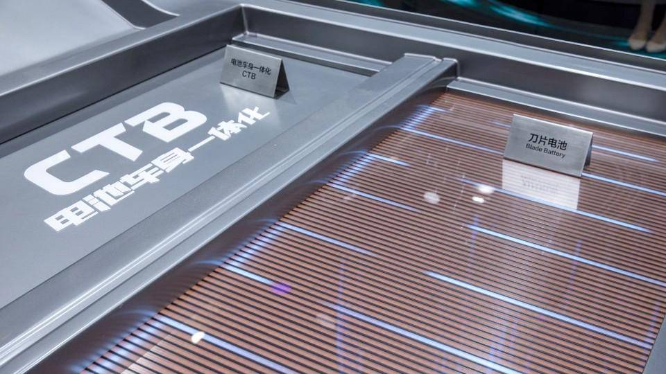 四驅(qū)435馬力,續(xù)航破700km,開比亞迪下賽道有戲了?