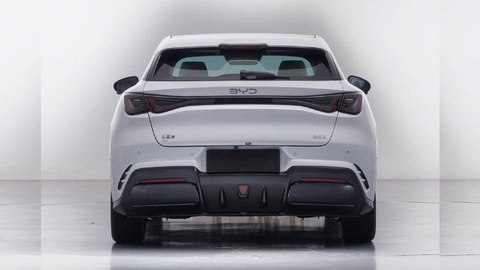 四驅(qū)435馬力,續(xù)航破700km,開比亞迪下賽道有戲了?