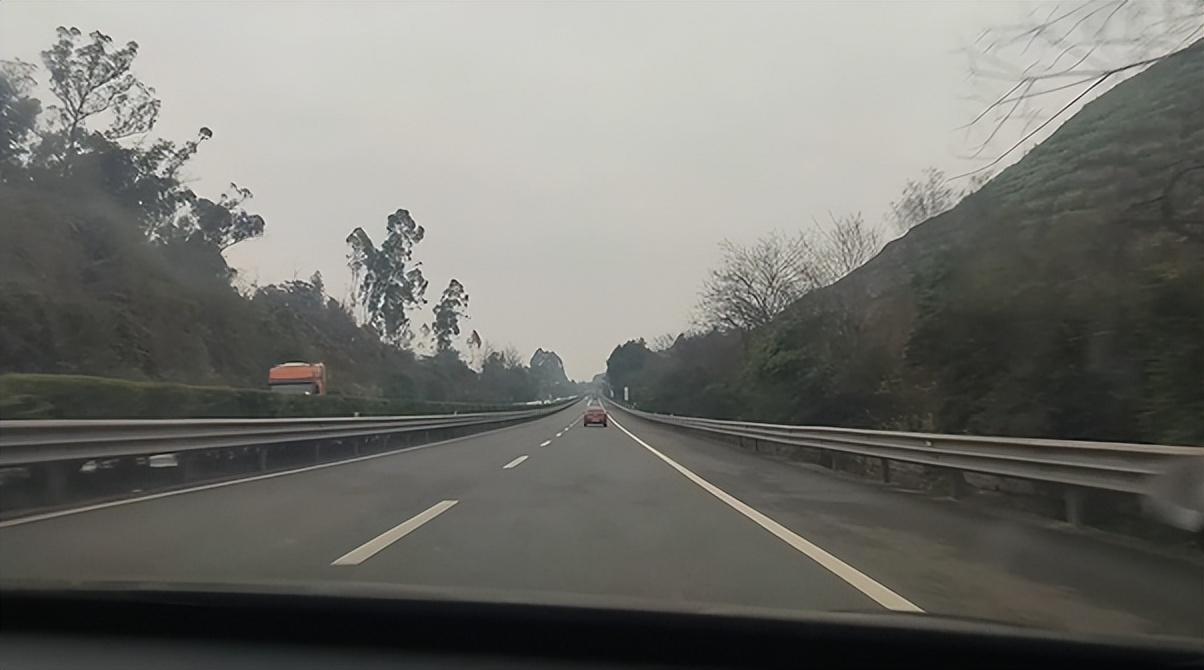 新手司機開車容易犯5個致命錯誤,危險就發(fā)生在一瞬間,要盡快改