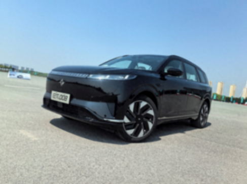 試駕東風奕派eπ008,20萬出頭冰箱彩電大沙發(fā)都有了!