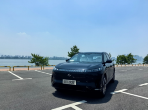 試駕東風奕派eπ008,20萬出頭冰箱彩電大沙發(fā)都有了!