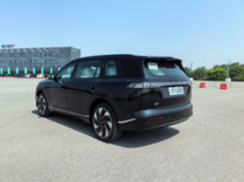 試駕東風奕派eπ008,20萬出頭冰箱彩電大沙發(fā)都有了!