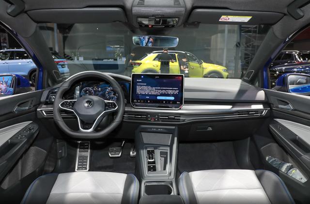 八代半高爾夫增配降價，新1.5T機頭油耗很低，鋼炮身材適合代步-有駕