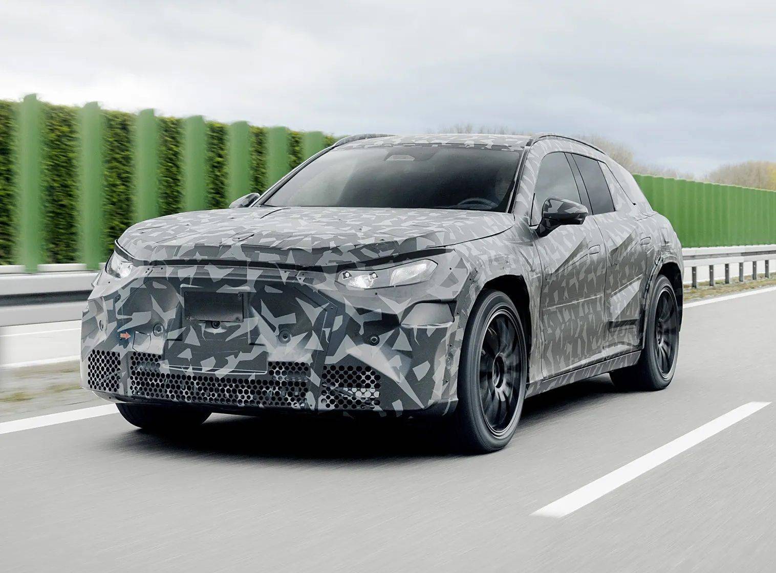 AMG電動SUV曝光:2026年發布,性能猛獸超1000馬力來襲?