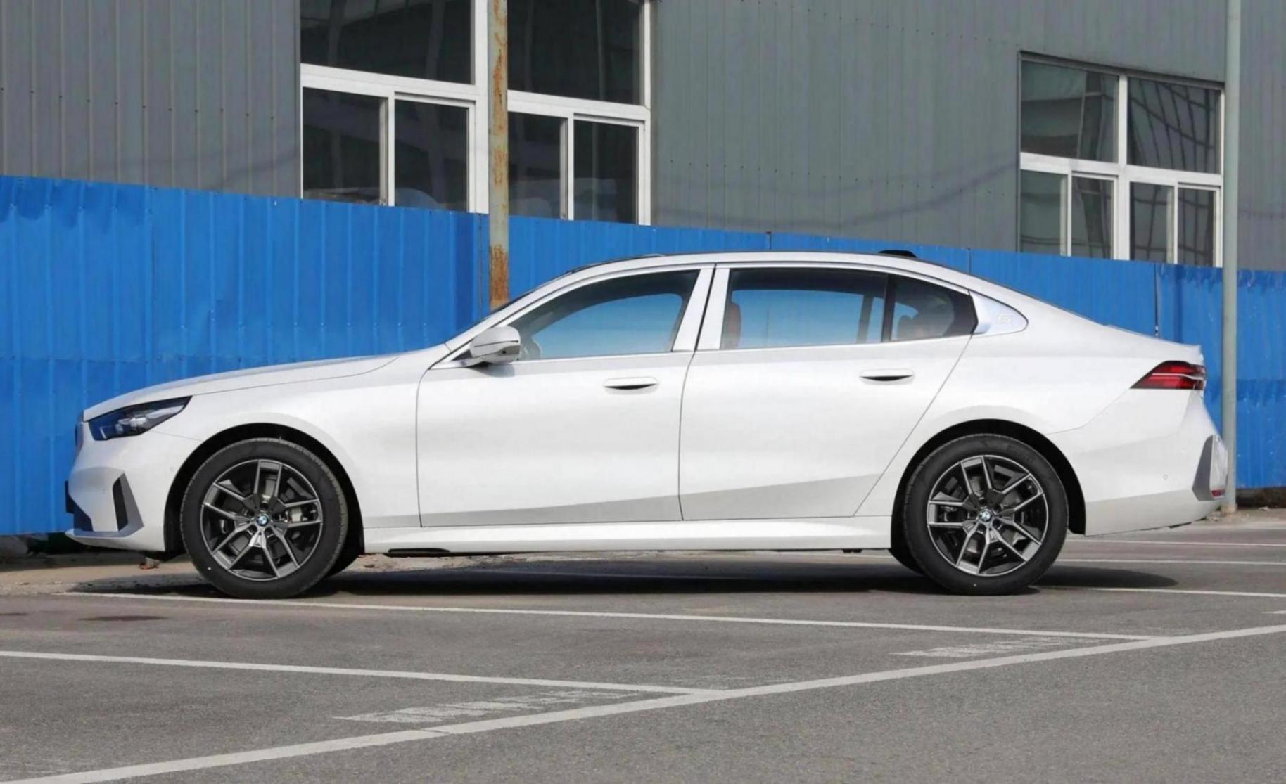 2025款寶馬5系長軸距版上市,配置、車機(jī)均升級(jí),43.99萬起