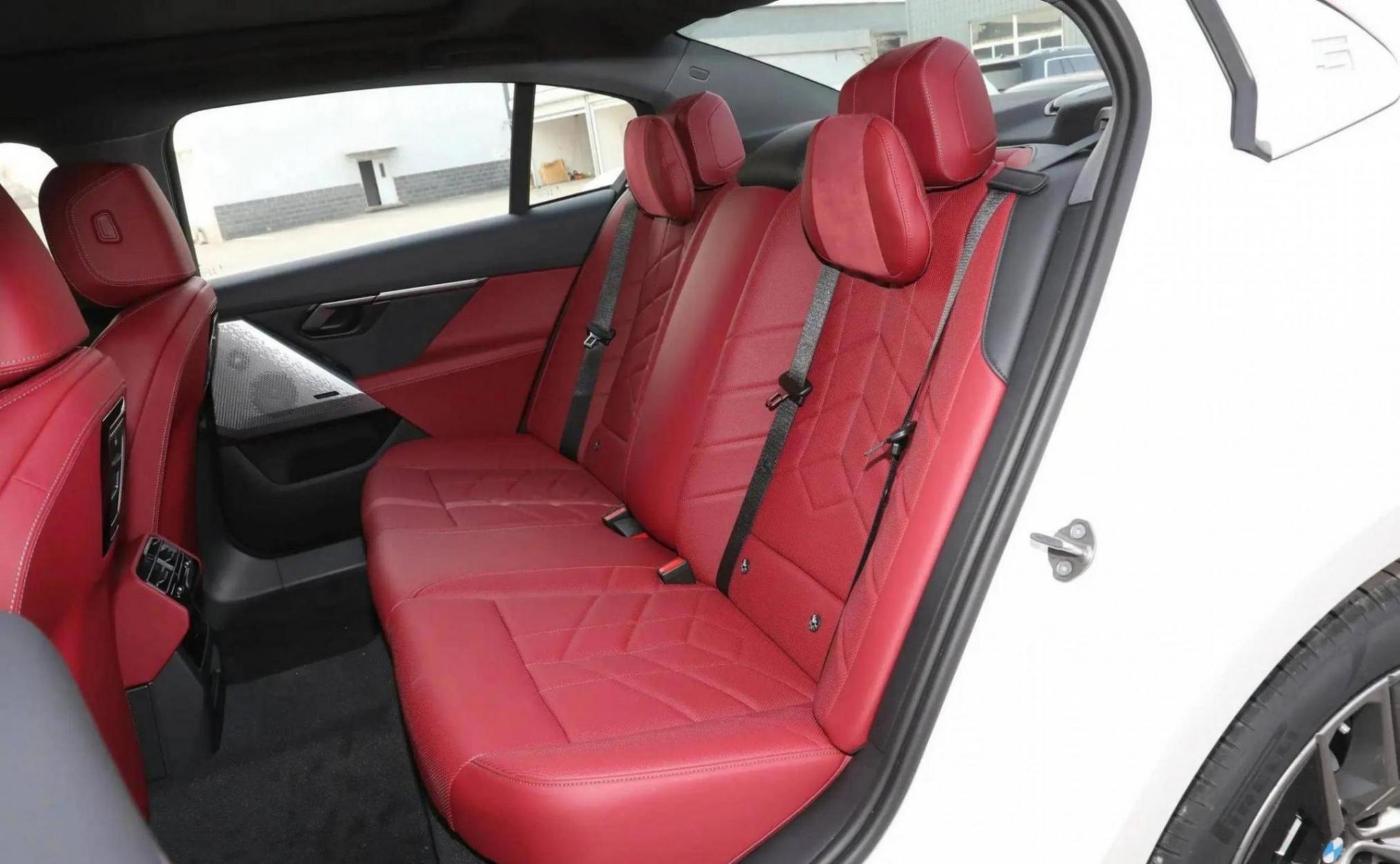 2025款寶馬5系長軸距版上市,配置、車機(jī)均升級(jí),43.99萬起