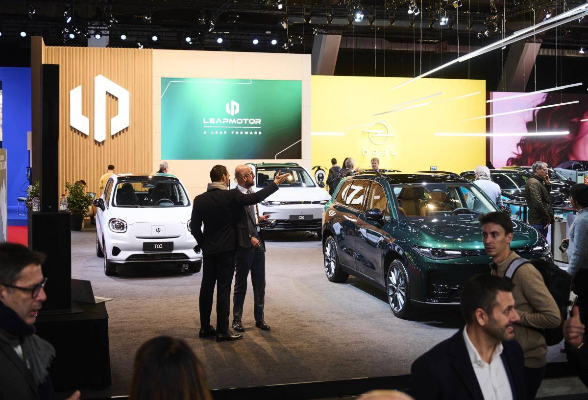 零跑亮相2025布魯塞爾車展:C10增程版正式在歐洲上市