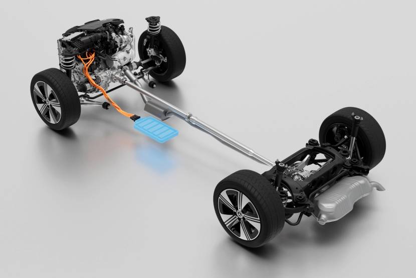 使用混合動(dòng)力系統(tǒng) 2025款奔馳CLA諜照,動(dòng)力參數(shù)曝光