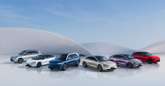 M8只是前菜?2025年鴻蒙智行有五款新車,一個(gè)比一個(gè)神秘