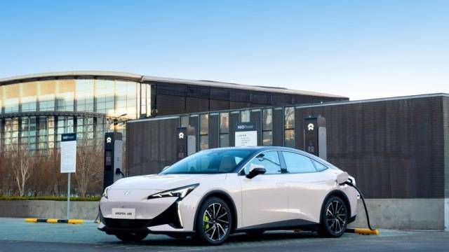 朋友多了路好走,極狐汽車與蔚來能源實現超1.4萬個充電樁共享