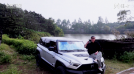 中國(guó)著名導(dǎo)演劉偉強(qiáng)喜提新座駕——東風(fēng)猛士917