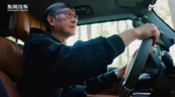 中國(guó)著名導(dǎo)演劉偉強(qiáng)喜提新座駕——東風(fēng)猛士917