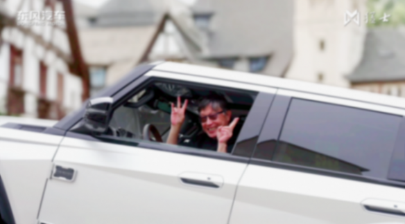 中國(guó)著名導(dǎo)演劉偉強(qiáng)喜提新座駕——東風(fēng)猛士917