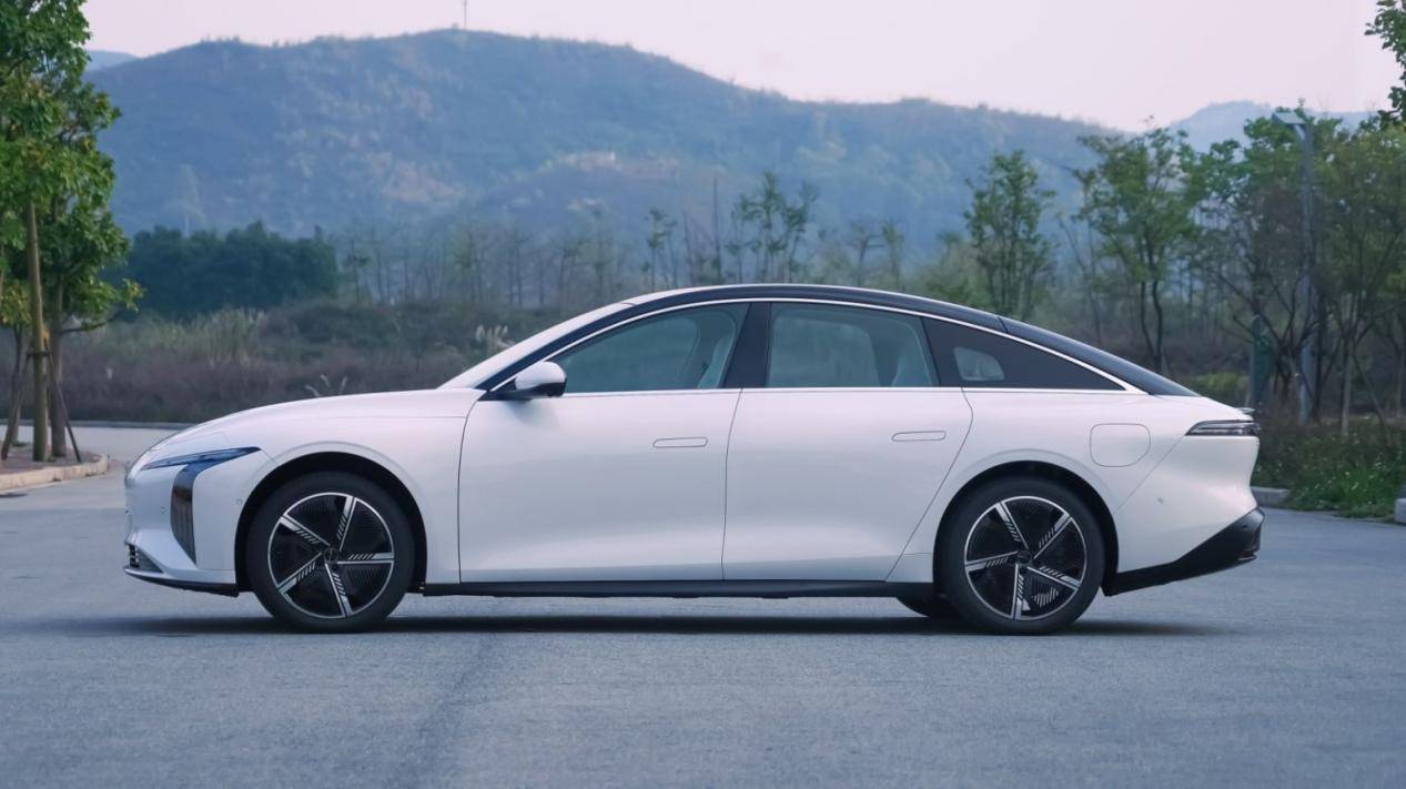 優雅掀背+蘭博懸架,軸距2米9,5.9秒破百,駕乘舒坦