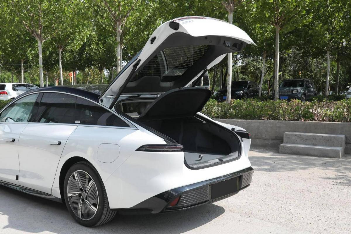 優雅掀背+蘭博懸架,軸距2米9,5.9秒破百,駕乘舒坦