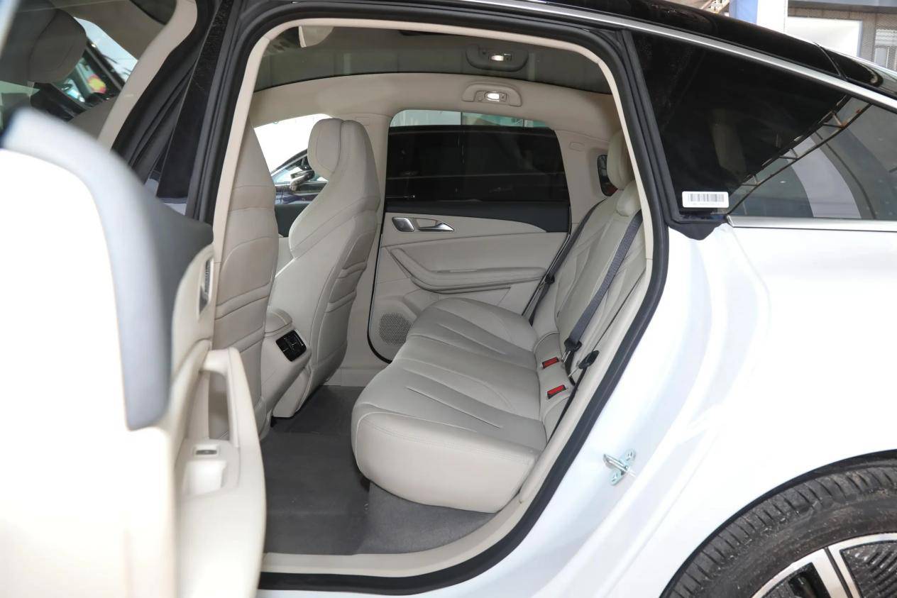 優雅掀背+蘭博懸架,軸距2米9,5.9秒破百,駕乘舒坦