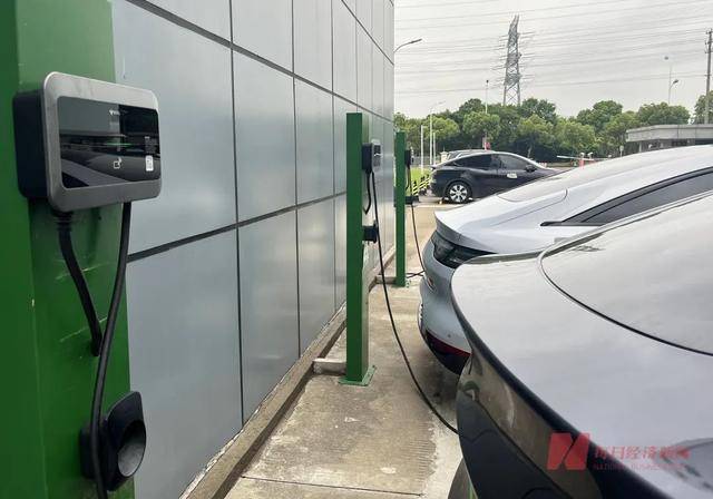 手機App召喚 機器人跑過來充電 今年春運新能源汽車的充電問題徹底解決了?