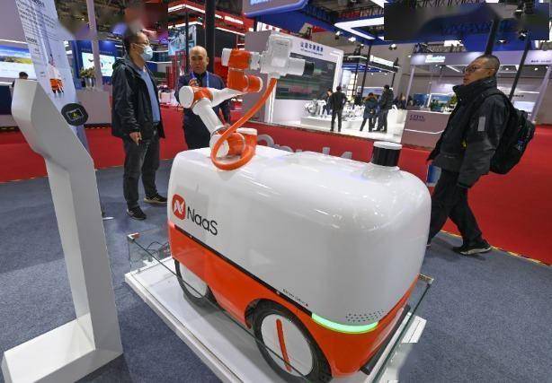 手機App召喚 機器人跑過來充電 今年春運新能源汽車的充電問題徹底解決了?