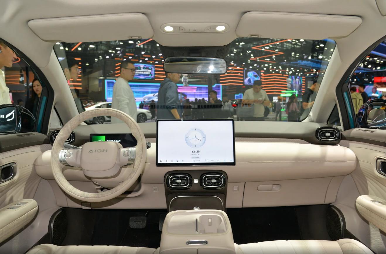 米蘭大師設計+19顆LED!8.98萬的埃安UT,光看臉就忍不住想買了!