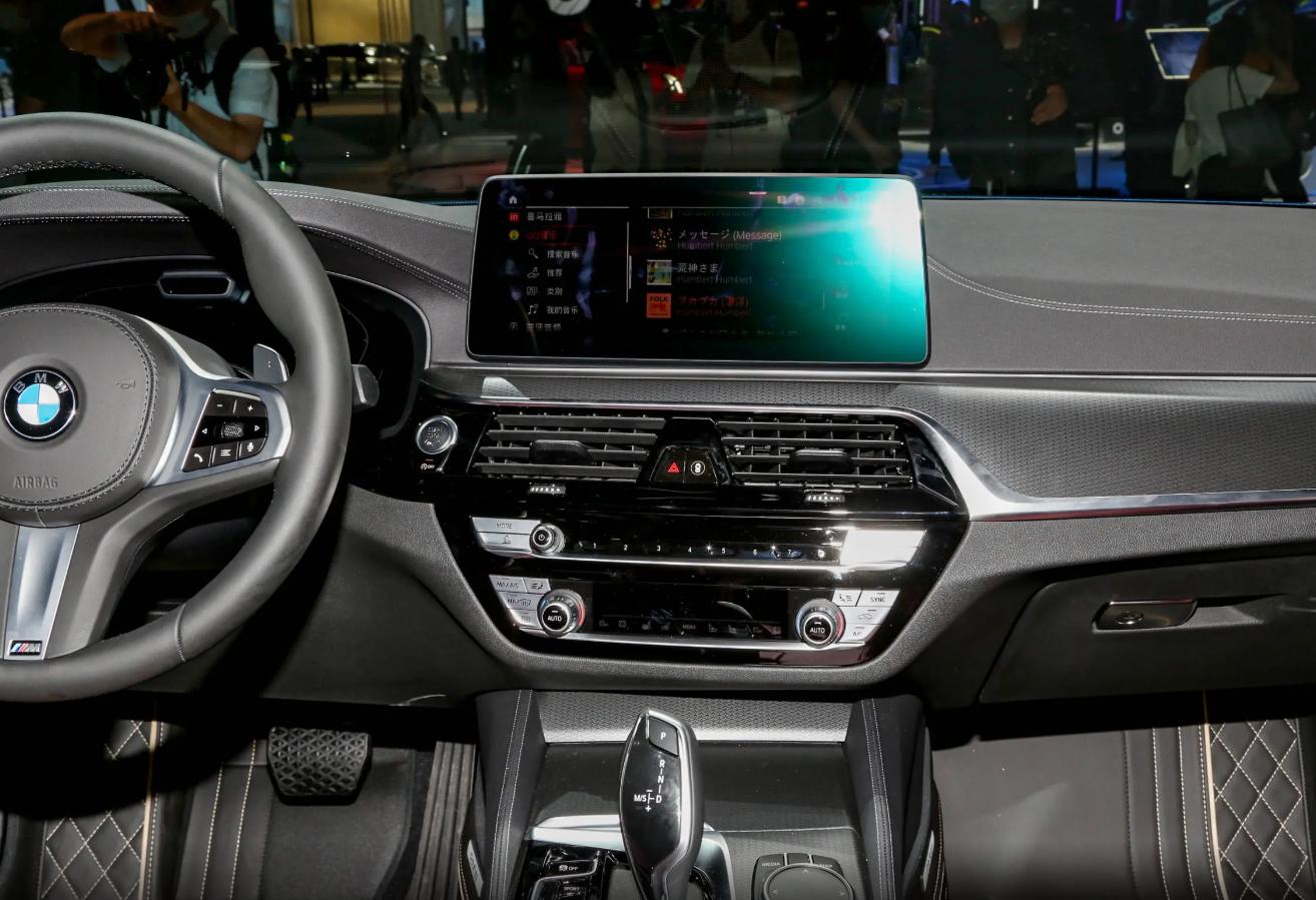 奧迪A6 vs 寶馬5系:豪華C級車巔峰對決,誰才是你的菜?