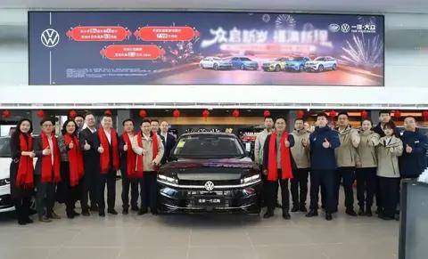 全力奔跑的陳彬和開門紅的一汽-大眾