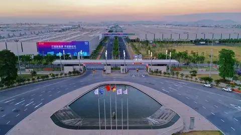 全力奔跑的陳彬和開門紅的一汽-大眾